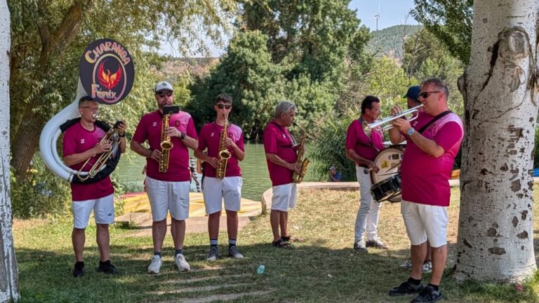 Músicos de la charanga tocando junto al río Carrión en Husillos