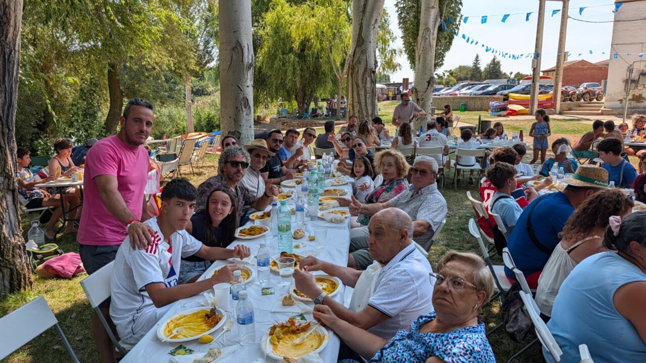 Grupo de personas disfrutando de una paellada en las fiestas de Husillos
