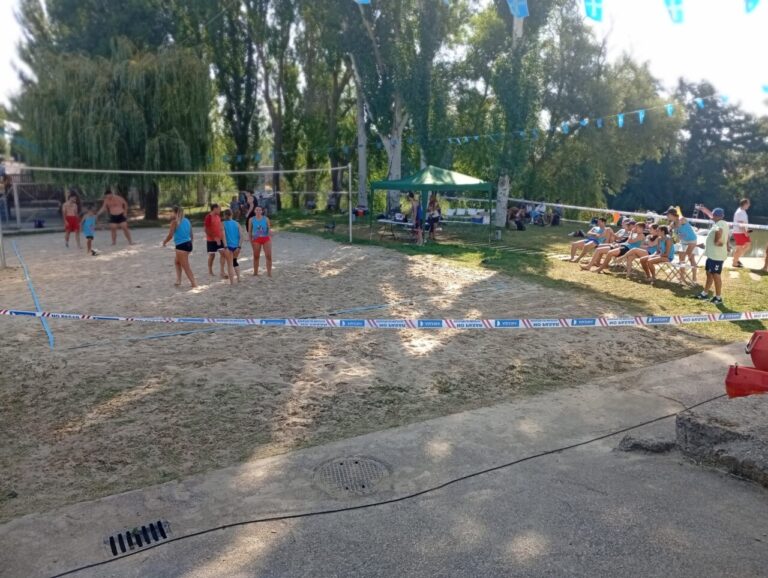 Participantes en un torneo de volley playa durante las fiestas de Husillos