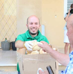 Reparto de pan durante las fiestas de Villamuriel de Cerrato en 2026.
