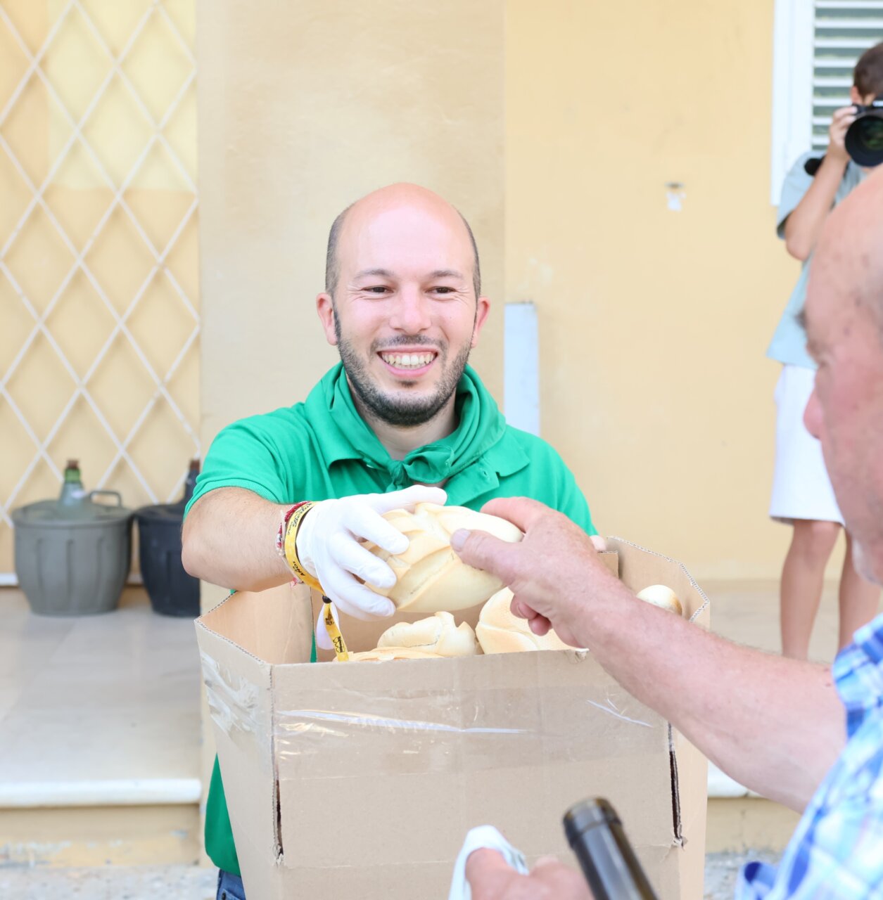 Reparto de pan durante las fiestas de Villamuriel de Cerrato en 2026.