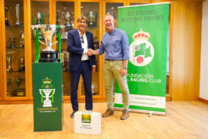 Representantes de Galletas Gullón y Fundación Racing firmando convenio
