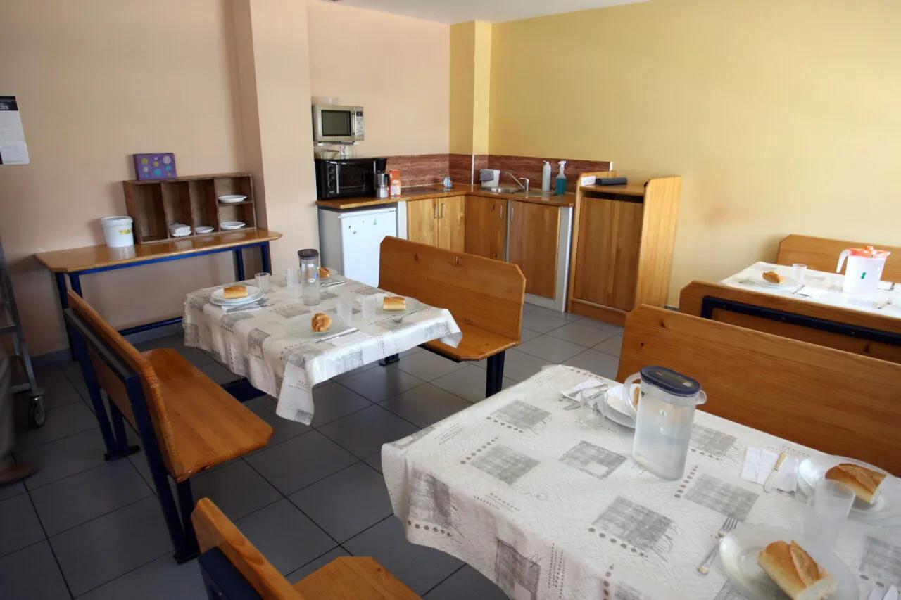 Comedor del centro de menores Zambrana con mesas y utensilios