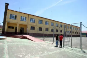 Exterior del centro de menores Zambrana con dos personas caminando