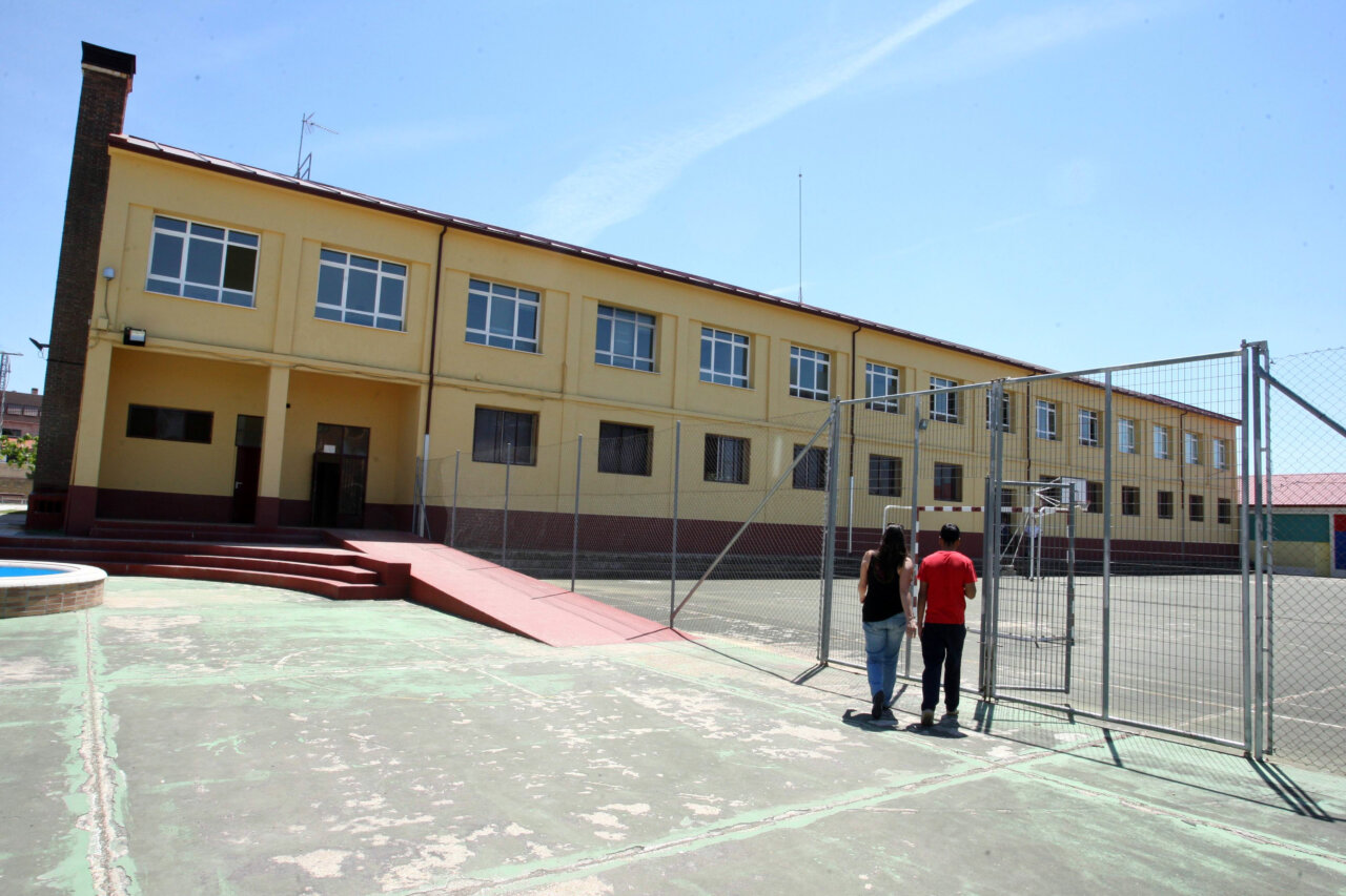 Exterior del centro de menores Zambrana con dos personas caminando