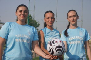 Capitanas del Palencia Fútbol Femenino sosteniendo un balón en el campo