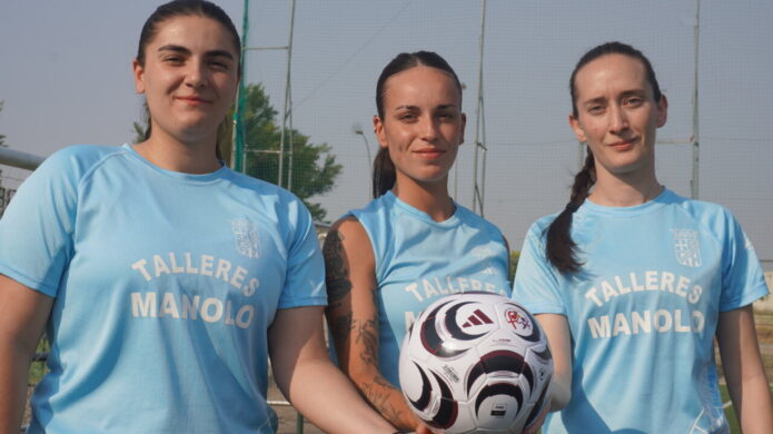 Capitanas del Palencia Fútbol Femenino sosteniendo un balón en el campo