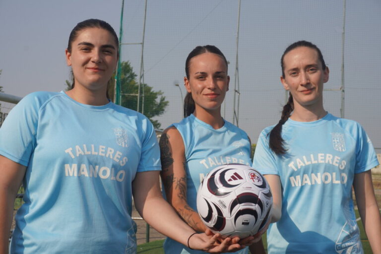Capitanas del Palencia Fútbol Femenino sosteniendo un balón en el campo