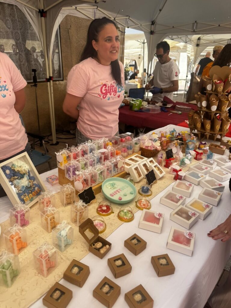Mujer en feria mostrando productos de bisutería y artesanía