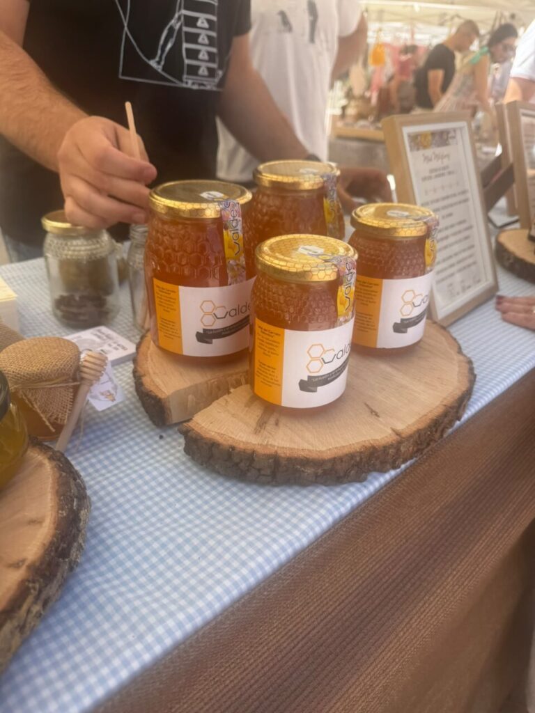Frascos de miel en un mercado de productos locales en el Cerrato