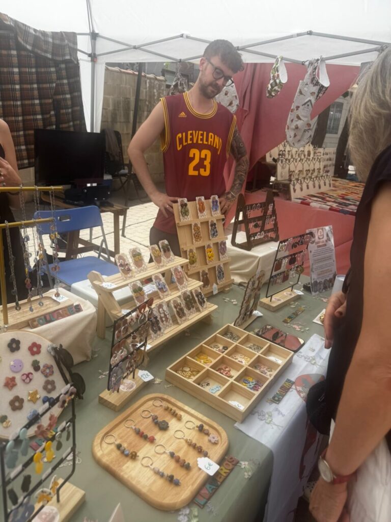 Artículos de bisutería y cerámica en la feria de Baltanás