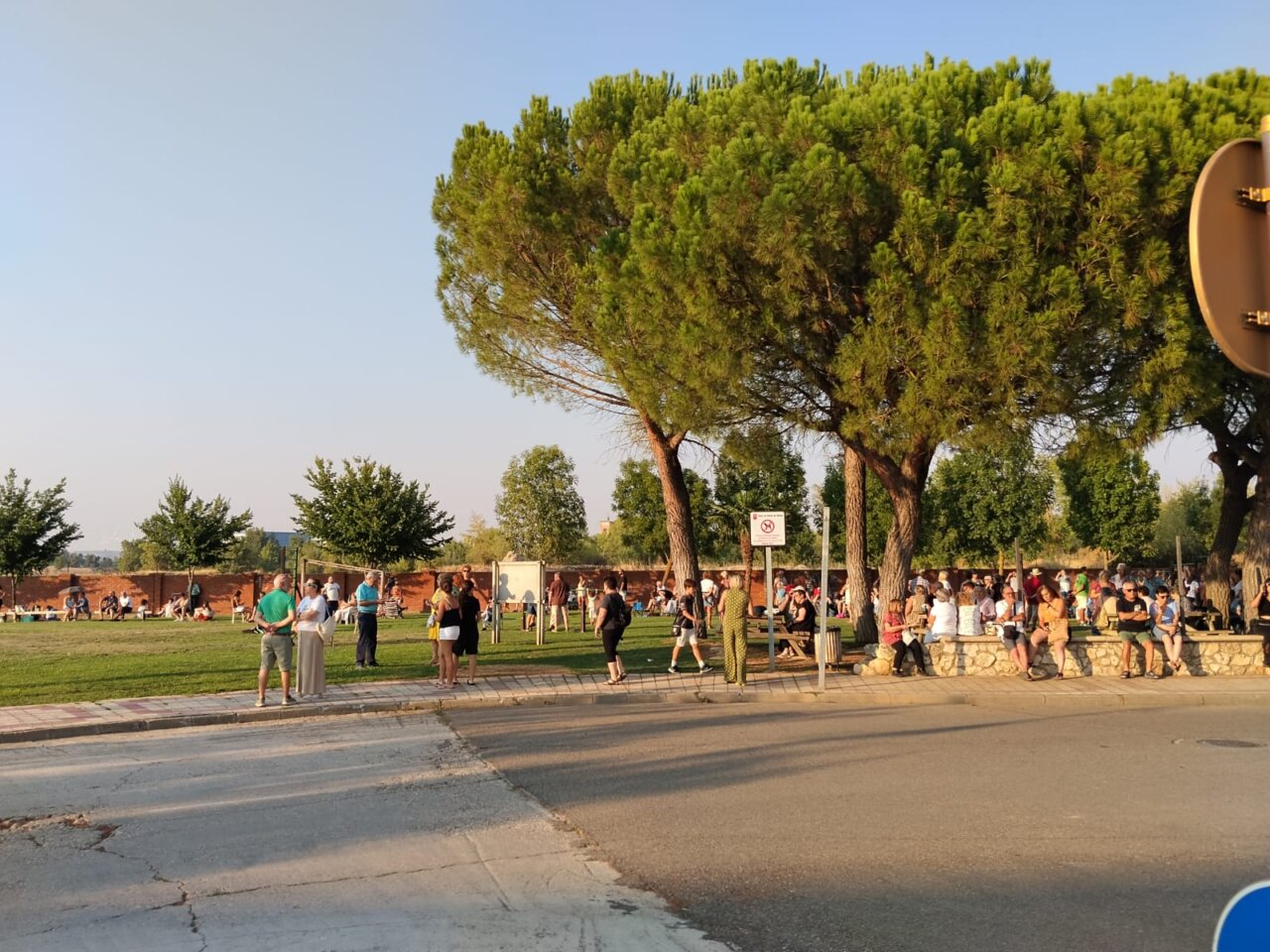 Multitud de personas disfrutando del eclipse total de Sol en Venta de Baños