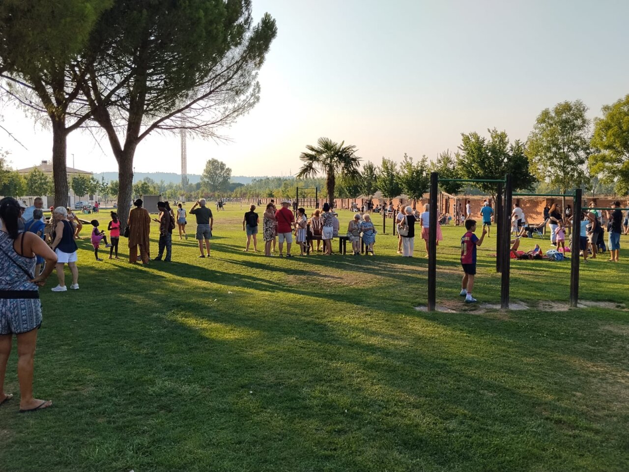 Personas disfrutando del eclipse total de Sol en Venta de Baños