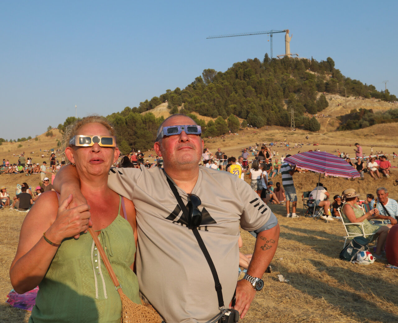 Pareja disfrutando del eclipse total de Sol en Palencia con gafas especiales