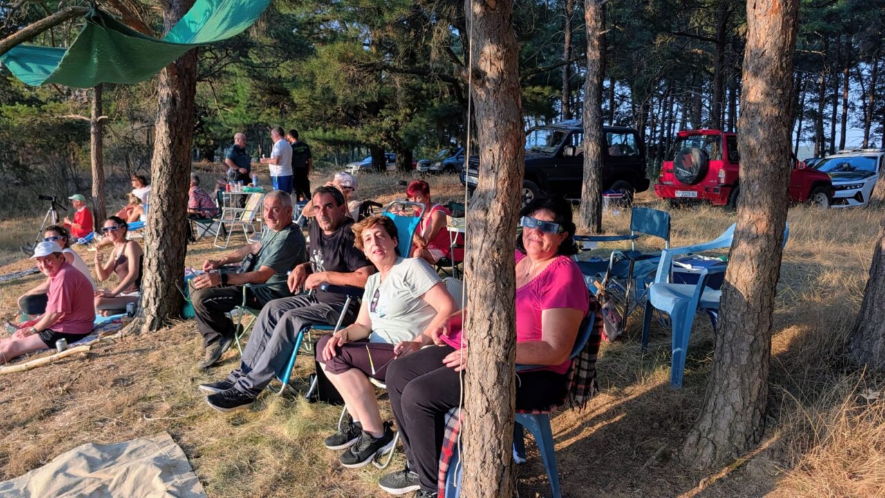 Grupo de personas disfrutando del eclipse total de Sol en Saldaña.