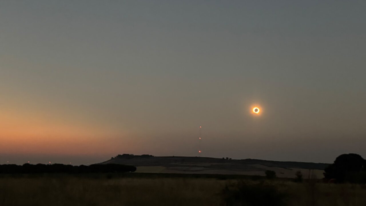 Eclipse total de Sol visto desde Palencia con un paisaje de fondo