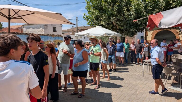 Gente disfrutando de las fiestas en la orilla del río Carrión en Husillos