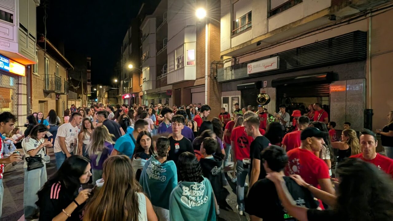 Multitud de personas disfrutando en la fiesta de Interpeñas en Saldaña
