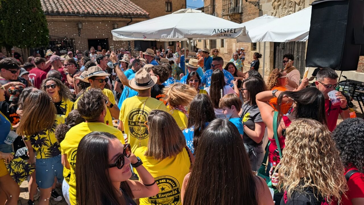 Multitud de personas disfrutando en la fiesta de Interpeñas en Saldaña