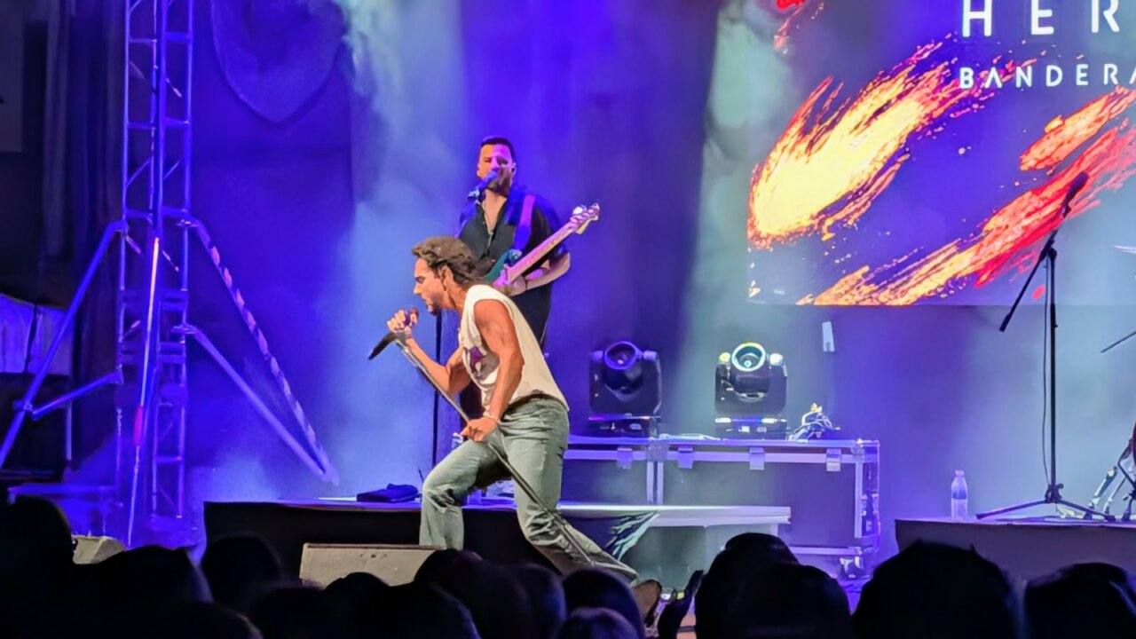 Gonzalo Hermida actuando en un concierto en Palencia