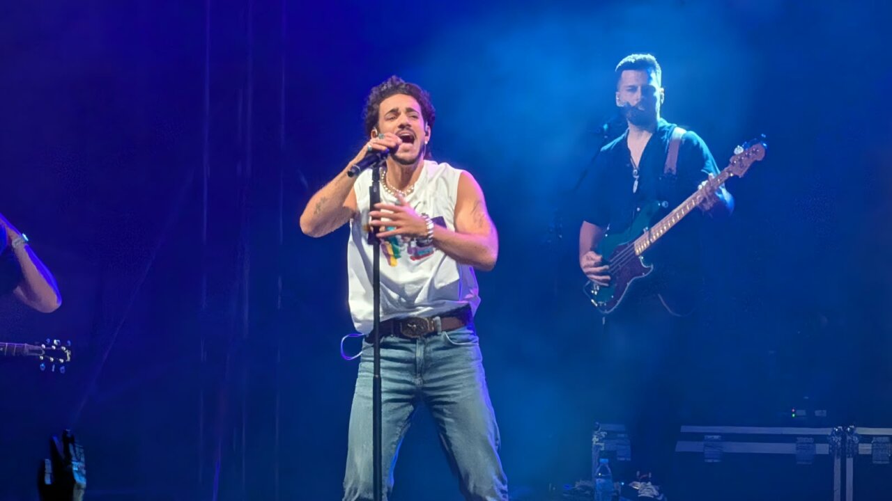 Gonzalo Hermida cantando en un concierto en Palencia