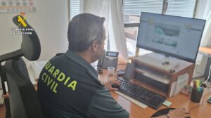 Agente de la Guardia Civil trabajando en su oficina sobre un caso de estafa