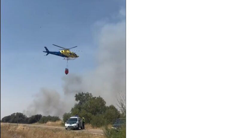 Helicóptero luchando contra un incendio en la Laguna de La Nava