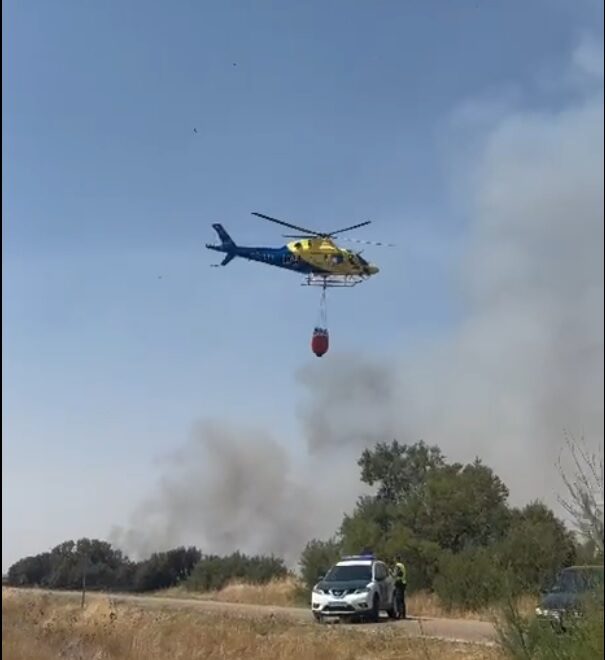 Helicóptero luchando contra un incendio en la Laguna de La Nava