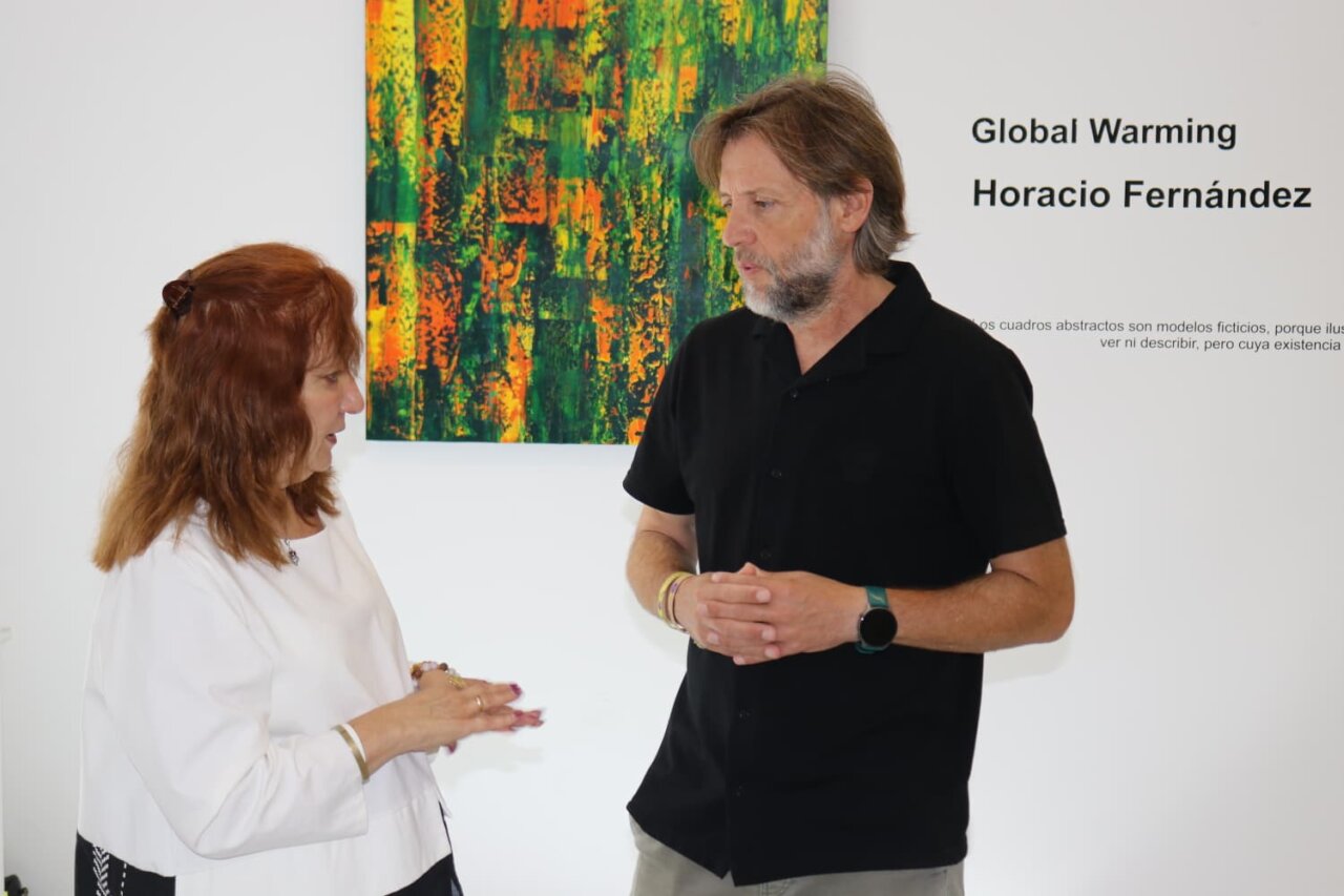 Horacio Fernández discutiendo su obra sobre el calentamiento global en el Lécrac