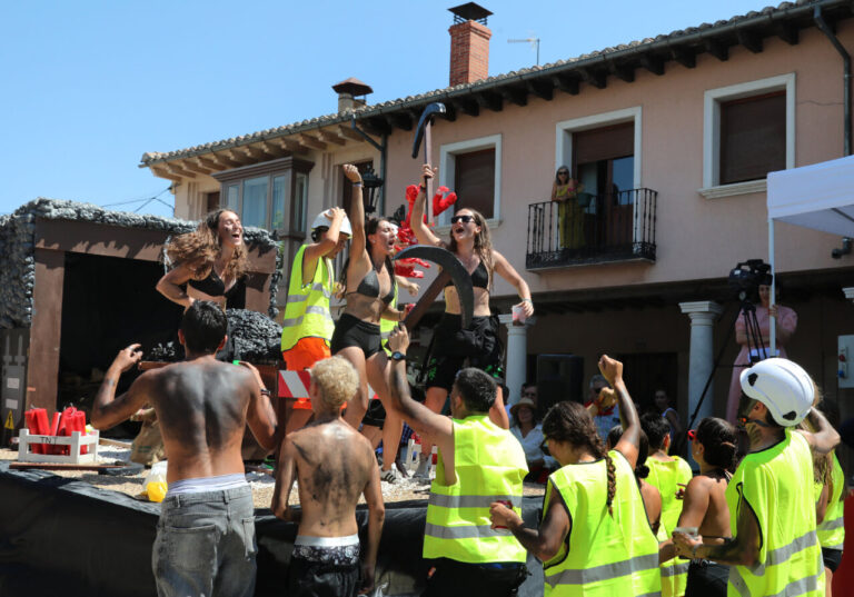 Participantes del Festival de Exaltación del Cangrejo celebrando en un desfile