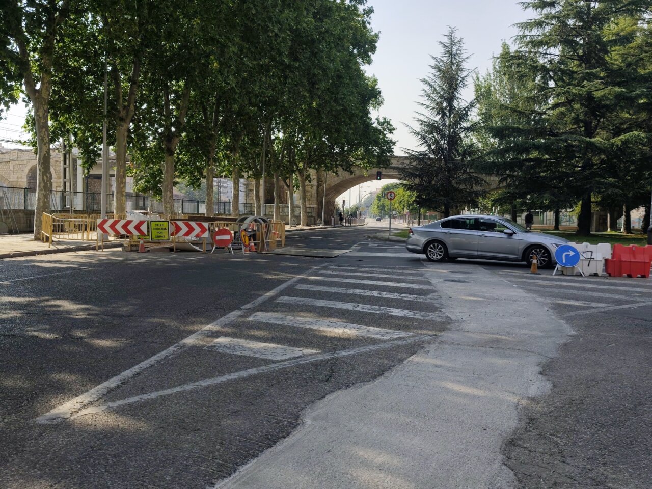 Obras de reasfaltado en una calle de Palencia por Iberdrola