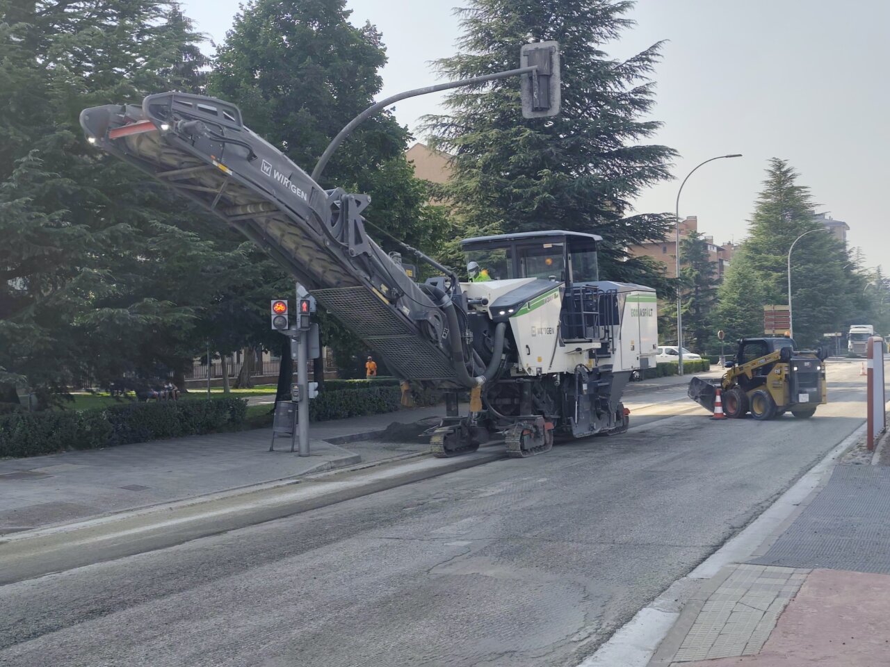 Máquina de fresado trabajando en la calle de Palencia