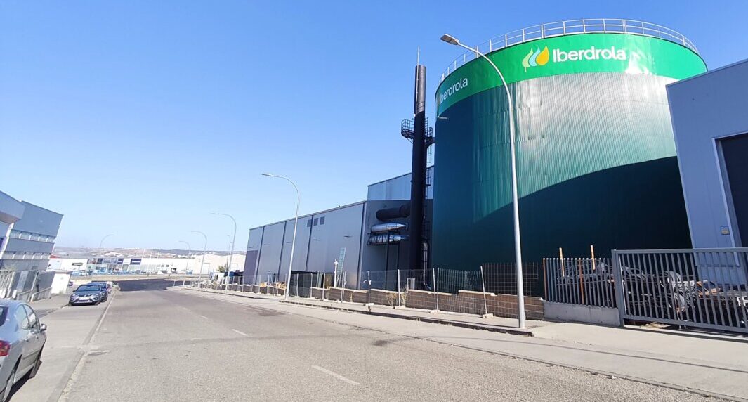 Instalaciones de Iberdrola en Palencia con cielo azul