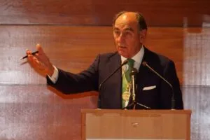 Ignacio Galán recibiendo la Medalla de Oro en un evento formal