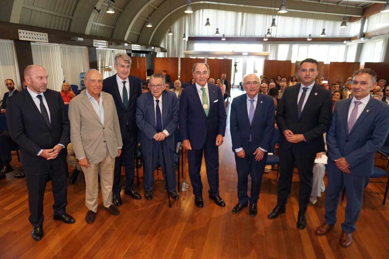 Ignacio Galán recibiendo la Medalla de Oro en una ceremonia formal