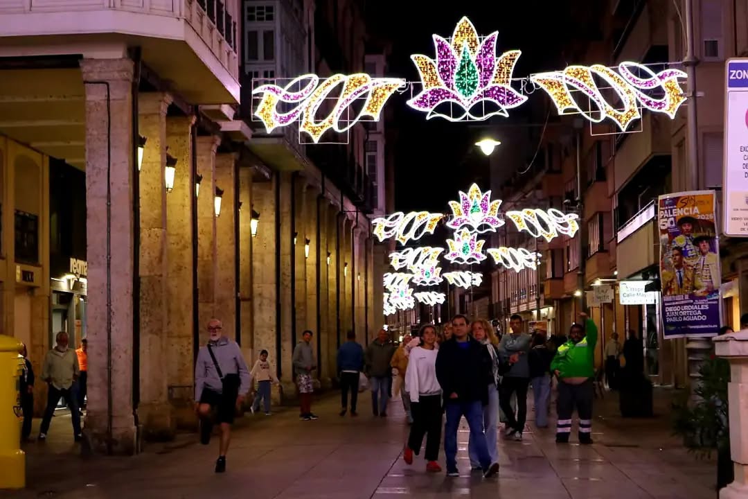 Calle Mayor iluminada con arcos luminosos durante la fiesta de San Antolín