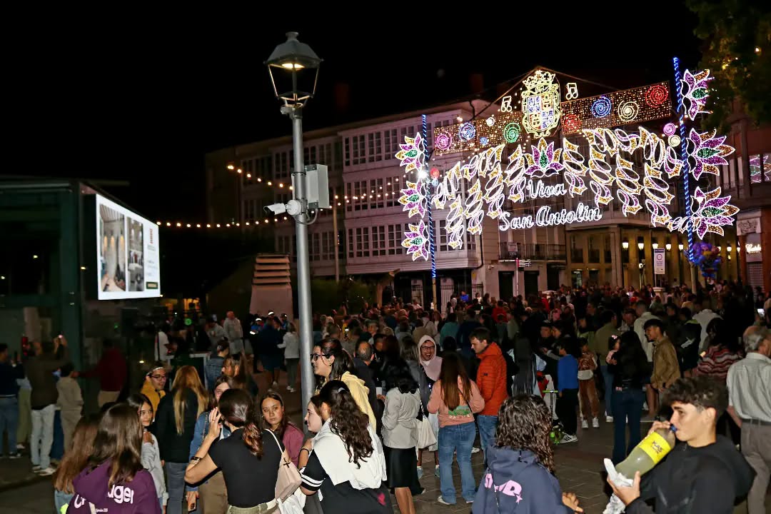 Multitud disfrutando de la nueva iluminación en San Antolín