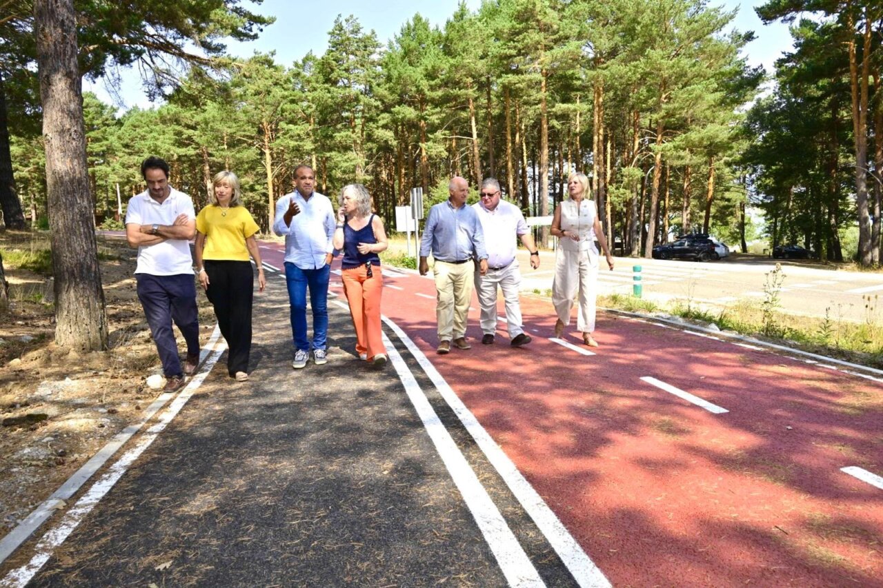 Inauguración del nuevo carril bici en Aguilar de Campoo con autoridades locales.