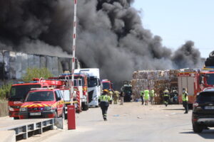 Incendio en planta de tratamiento de residuos en Roales del Pan con bomberos y vehículos de emergencia.