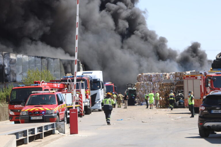 Incendio en planta de tratamiento de residuos en Roales del Pan con bomberos y vehículos de emergencia.
