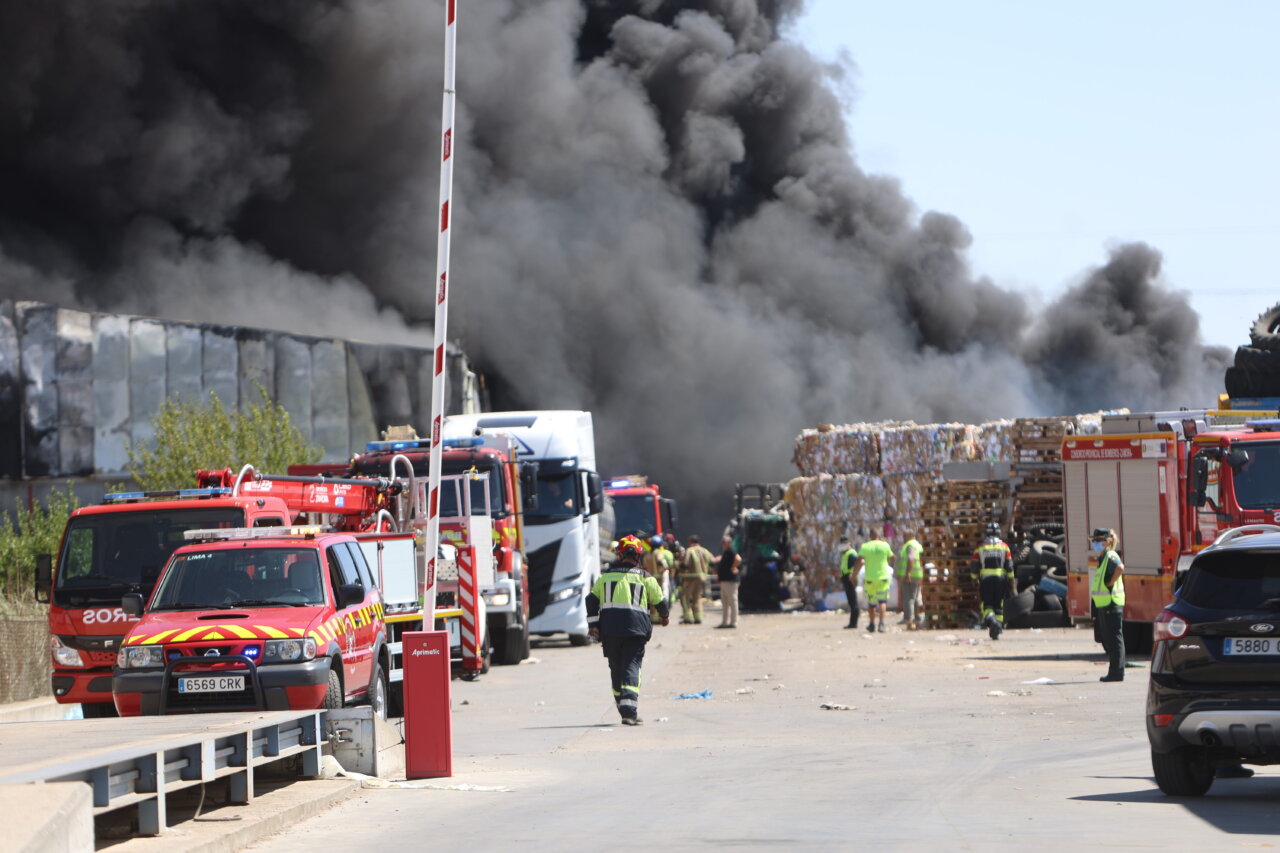 Incendio en planta de tratamiento de residuos en Roales del Pan con bomberos y vehículos de emergencia.