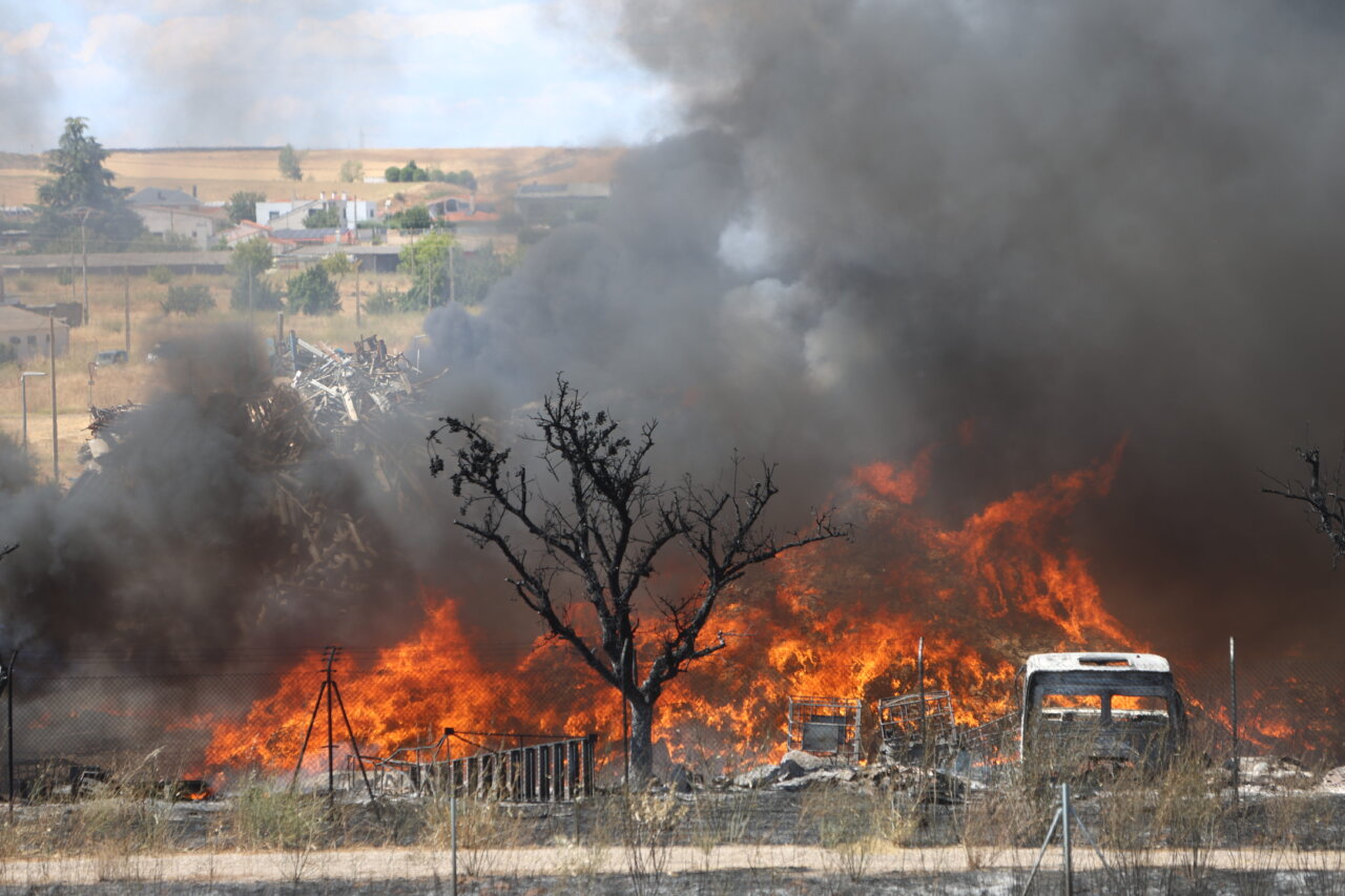Incendio en la planta de tratamiento de residuos en Roales del Pan, Zamora