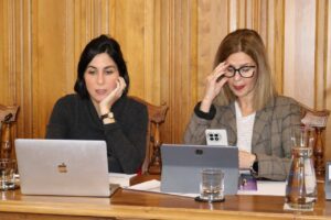 Dos mujeres en una reunión discutiendo propuestas urbanísticas