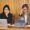 Dos mujeres en una reunión discutiendo propuestas urbanísticas
