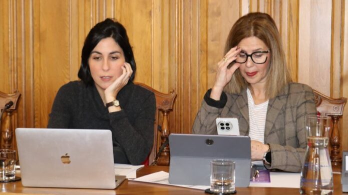 Dos mujeres en una reunión discutiendo propuestas urbanísticas