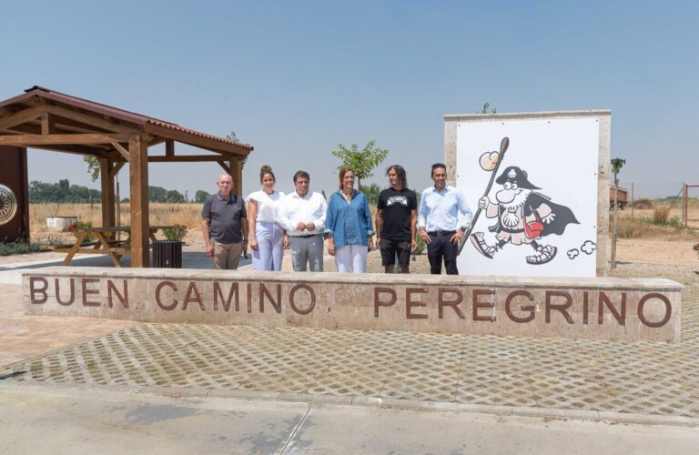 Grupo de personas junto a un tótem interactivo en el Camino de Santiago