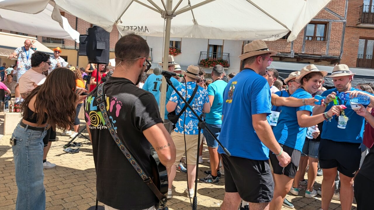 Grupo de personas disfrutando en la fiesta de Interpeñas en Saldaña