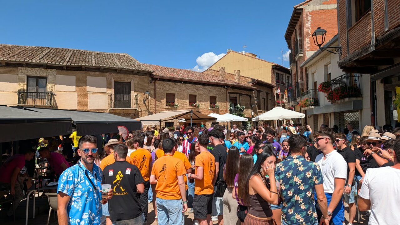 Multitud de personas disfrutando en la fiesta de Interpeñas en Saldaña