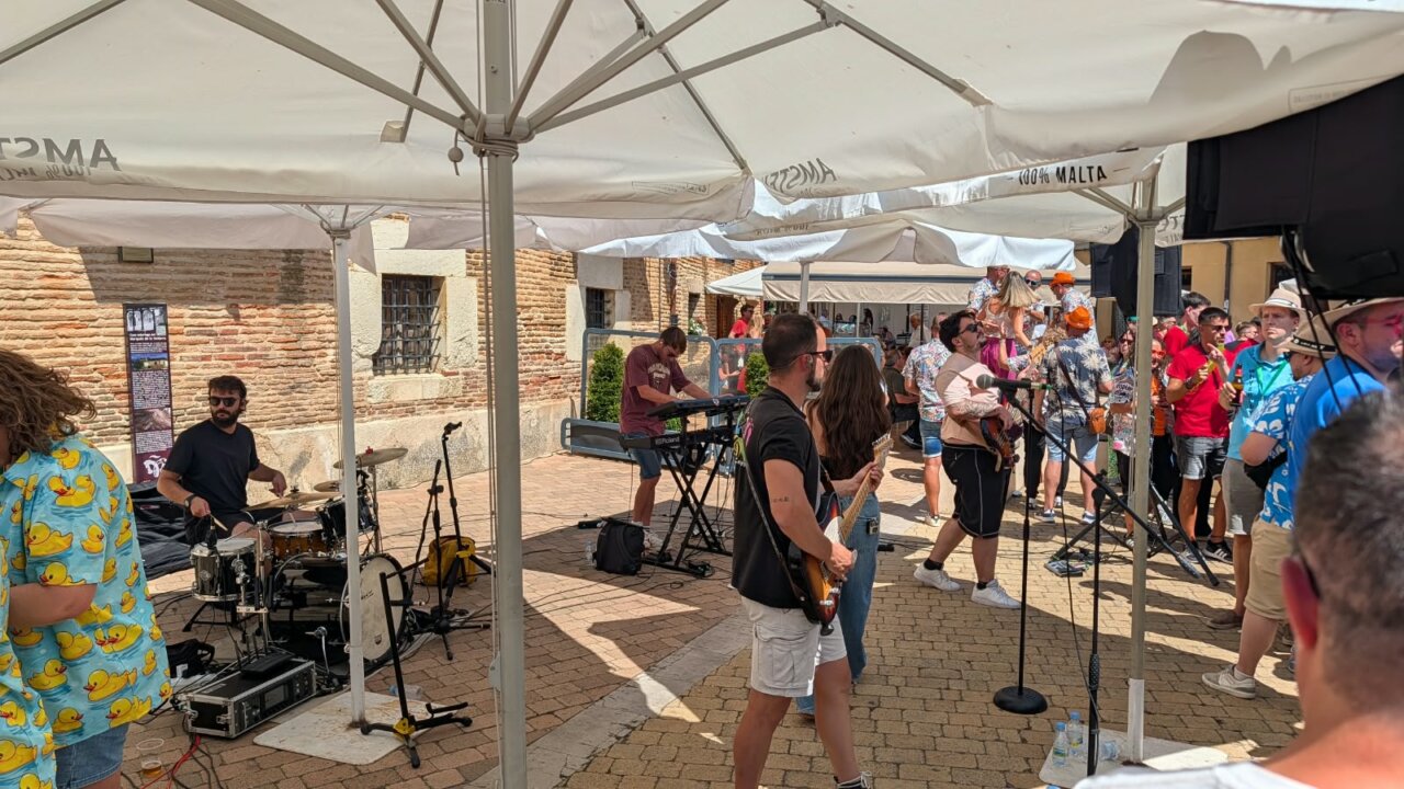 Concierto en la fiesta Interpeñas de Saldaña con músicos y asistentes