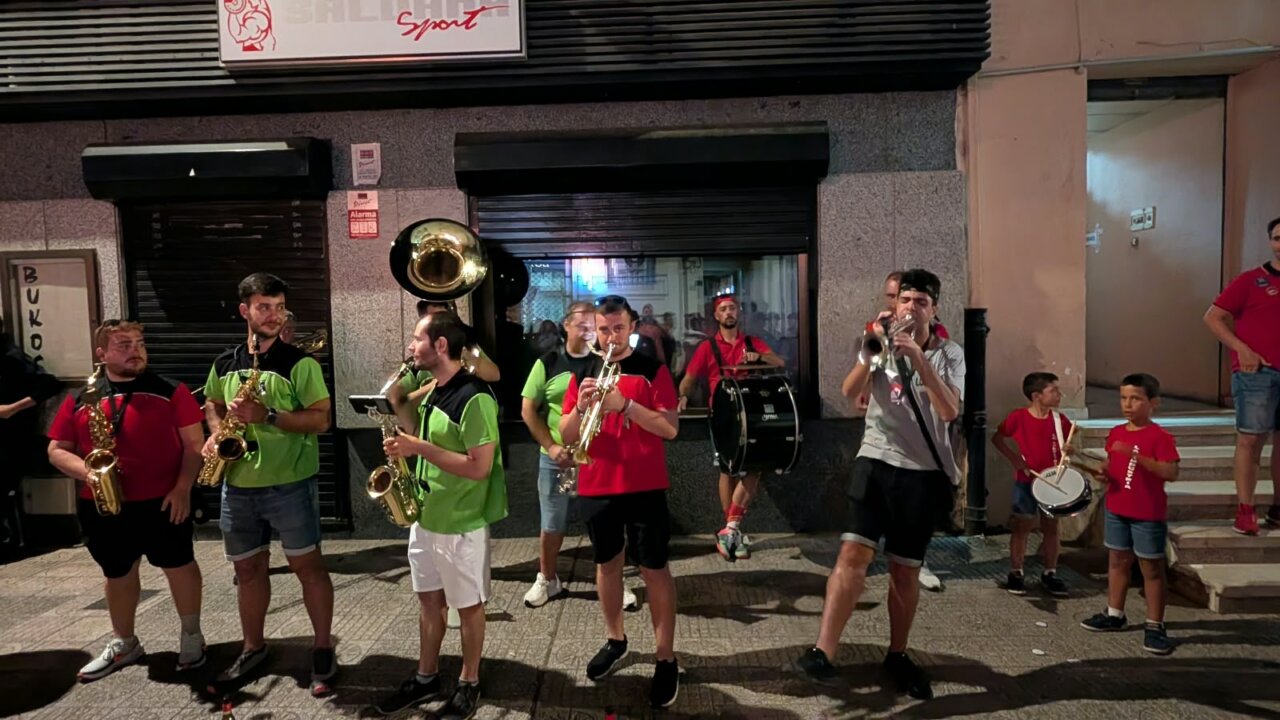 Músicos tocando instrumentos en la fiesta de Interpeñas en Saldaña